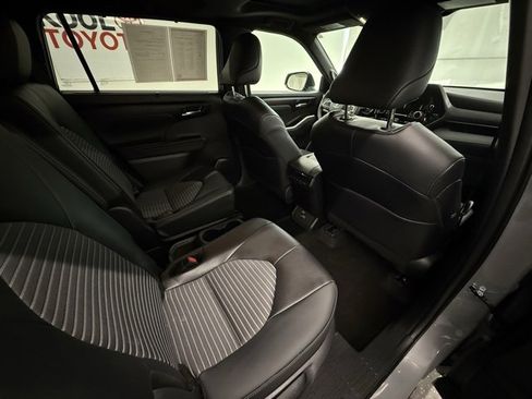Used 2025 Toyota Highlander XSE image 6