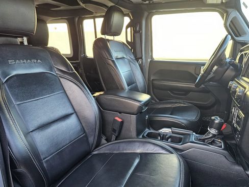 Used 2018 Jeep Wrangler Unlimited Sahara AWD/4WD image 19