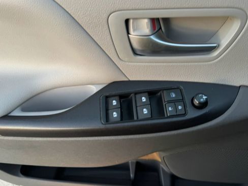 Used 2017 Toyota Sienna LE FWD image 35