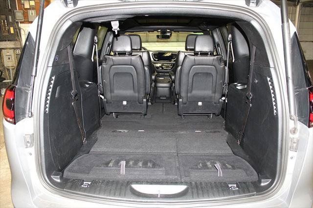 Certified 2025 Chrysler Pacifica Limited FWD image 40