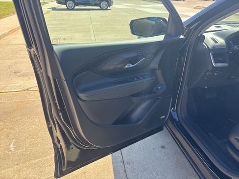 Used 2024 GMC Terrain SLT w/ Infotainment Package II image 12
