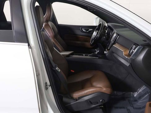 Used 2021 Volvo XC60 T5 Momentum w/ Premium Package image 26