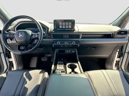 Used 2025 Honda Pilot Black Edition image 3