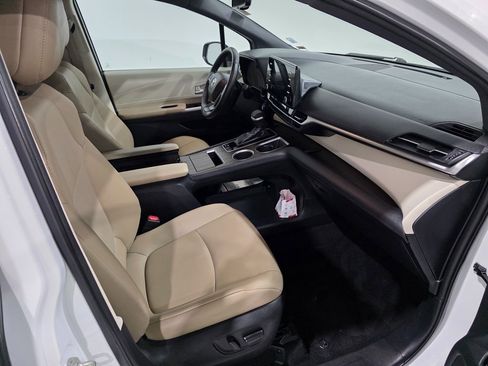Used 2021 Toyota Sienna Limited image 24