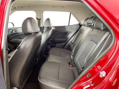 Used 2025 Hyundai Venue Limited FWD image 11