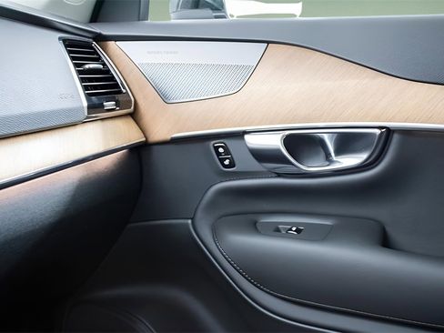 Certified 2025 Volvo XC90 T8 Plus image 24