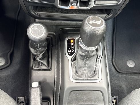 Used 2025 Jeep Wrangler Unlimited Sahara AWD/4WD image 27