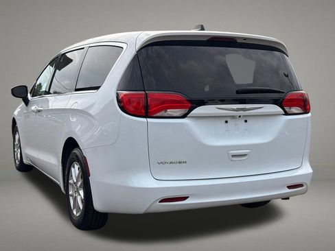 Used 2022 Chrysler Voyager LX FWD image 3