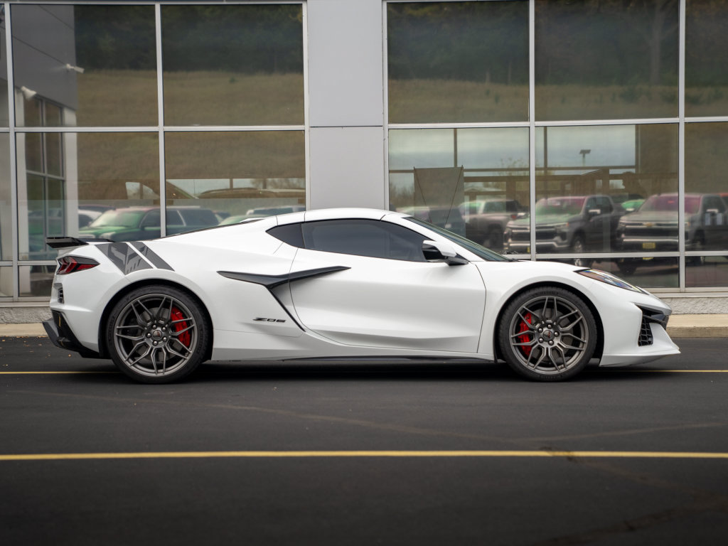 Used 2025 Chevrolet Corvette Z06 RWD image 2