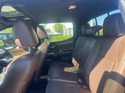 Used 2017 Toyota Tacoma Limited AWD/4WD image 11