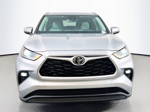 Used 2021 Toyota Highlander XLE image 2