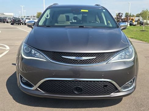 Used 2018 Chrysler Pacifica Limited w/ Advanced Safetytec Group FWD image 3