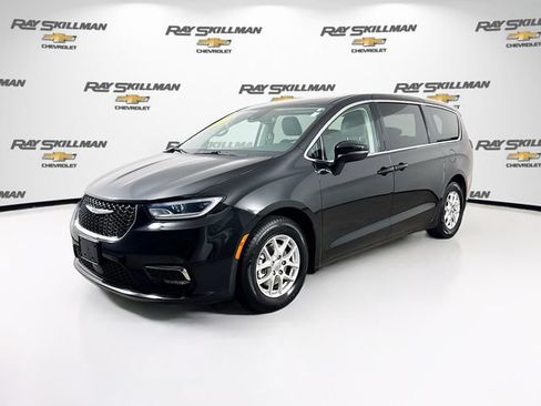 Used 2023 Chrysler Pacifica Touring-L FWD image 3