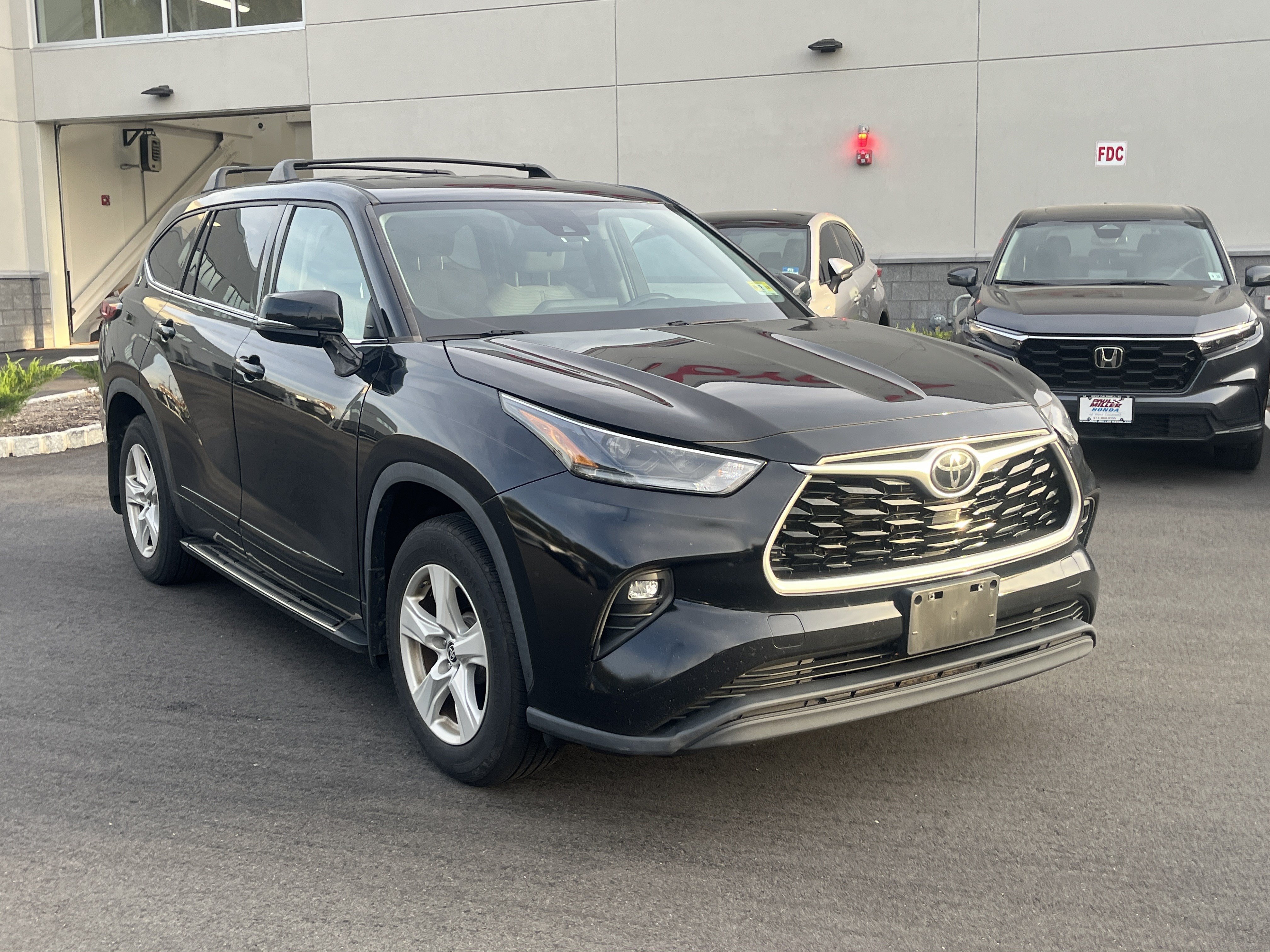 Used 2021 Toyota Highlander LE AWD/4WD image 2