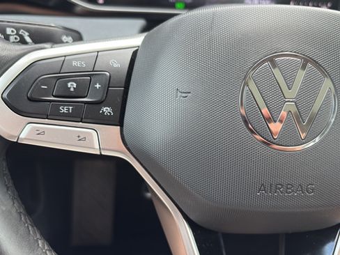 Used 2025 Volkswagen Jetta SE FWD image 9