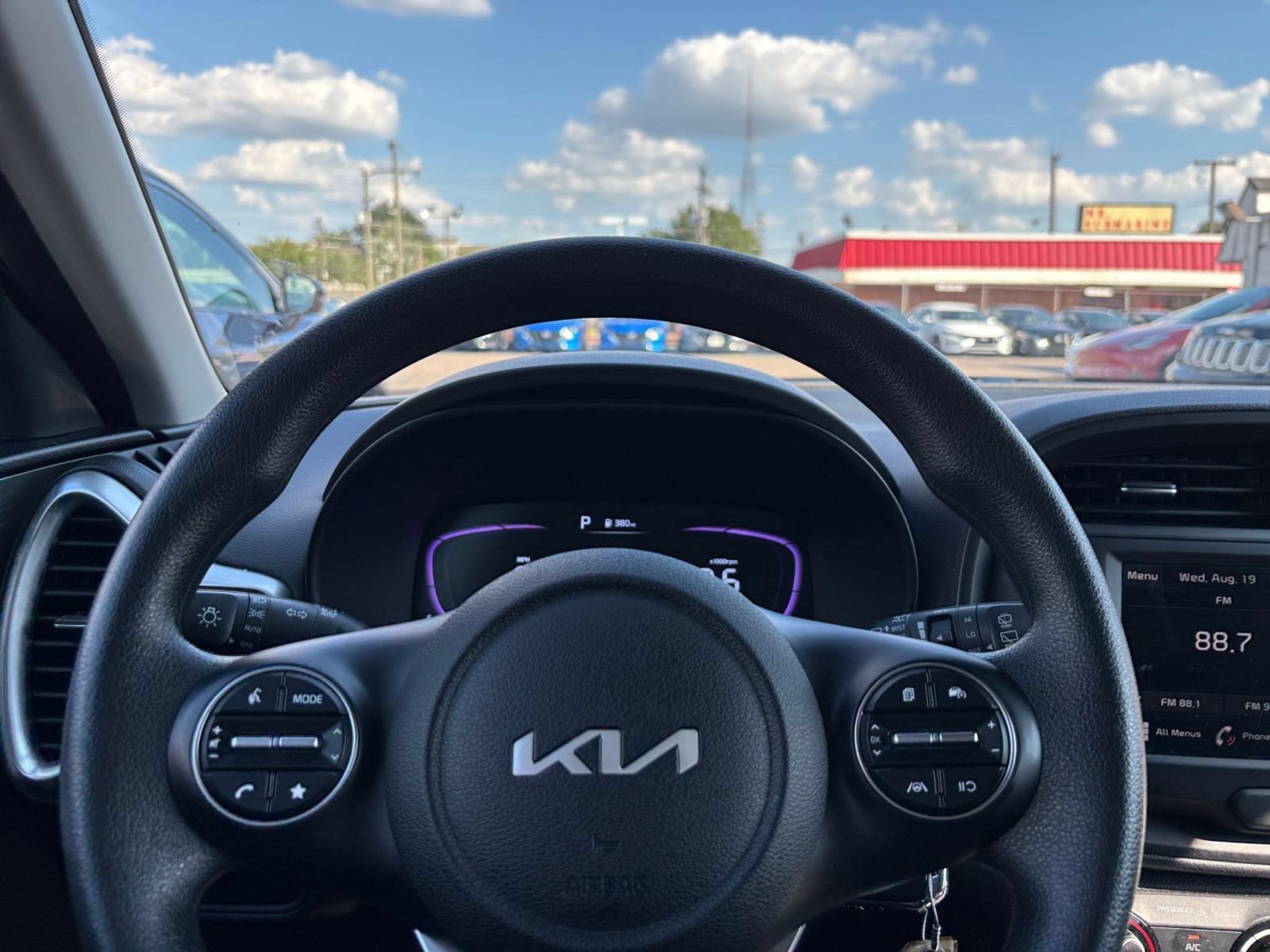 Used 2025 Kia Soul LX w/ LX Technology Package FWD image 31