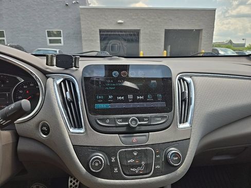 Used 2017 Chevrolet Malibu LT FWD image 22