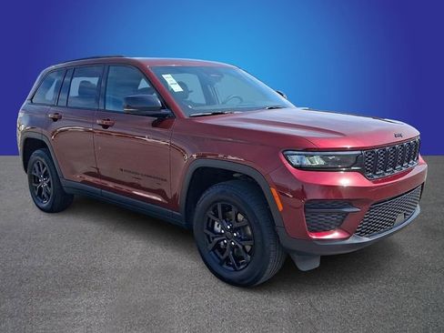 Used 2025 Jeep Grand Cherokee Altitude AWD/4WD image 3