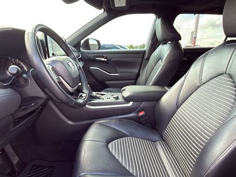 Used 2023 Toyota Highlander XSE image 11