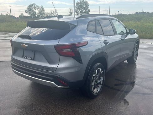 Used 2025 Chevrolet Trax LT w/ LT Convenience Package FWD image 5