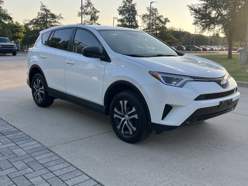 Used 2018 Toyota RAV4 LE FWD image 2