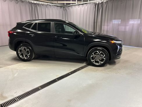 Used 2025 Chevrolet Trax LT w/ LT Convenience Package image 8