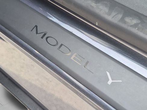 Used 2022 Tesla Model Y Long Range AWD/4WD image 30