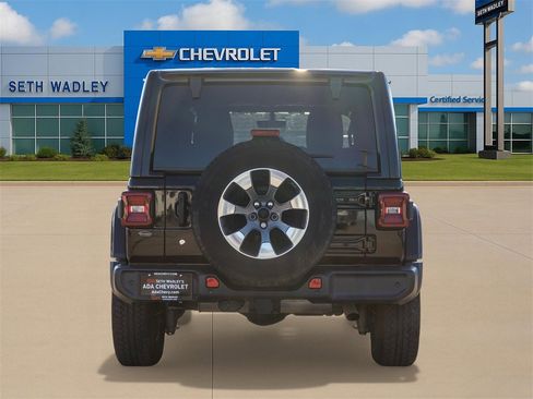 Used 2018 Jeep Wrangler Unlimited Sahara image 6