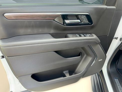 Used 2025 Chevrolet Suburban LT w/ Comfort Package RWD image 14