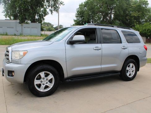 Used 2017 Toyota Sequoia SR5 AWD/4WD image 4