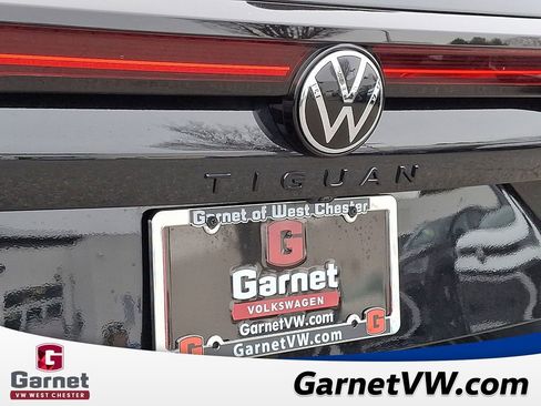 Certified 2025 Volkswagen Tiguan SE R-Line image 30