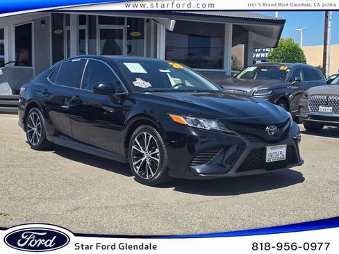 Used 2020 Toyota Camry SE w/ Blackout Package FWD image 1