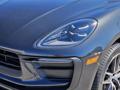 Certified 2025 Porsche Macan image 12