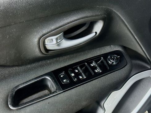 Used 2020 Jeep Renegade Latitude w/ Safety & Security Group II image 24