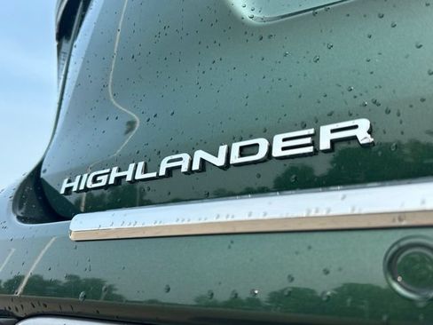 Certified 2025 Toyota Highlander Platinum AWD/4WD image 17