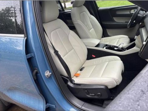 Used 2023 Volvo XC40 B5 Plus AWD/4WD image 9