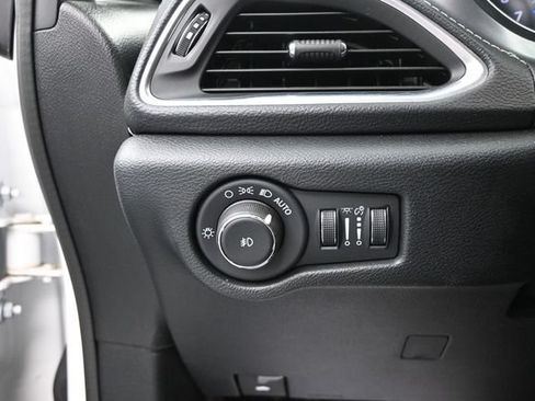 Used 2026 Chrysler Pacifica Limited FWD image 40