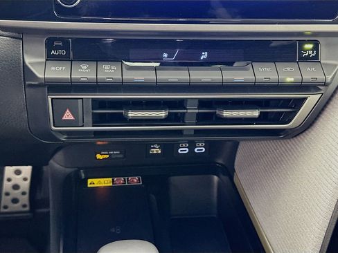 Used 2025 Toyota Camry SE image 16