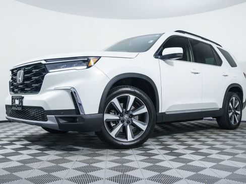 Used 2025 Honda Pilot Touring image 1