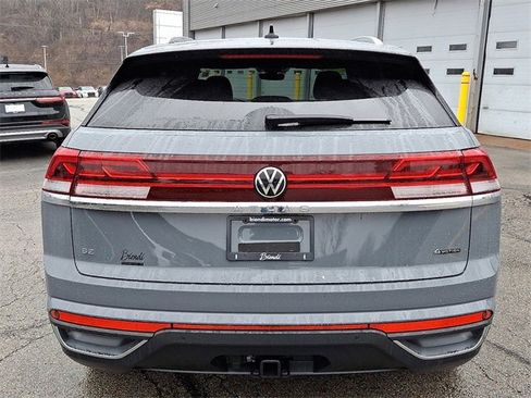 Used 2024 Volkswagen Atlas Cross Sport SE w/ Panoramic Sunroof Package image 5