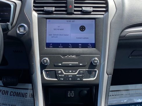 Used 2020 Ford Fusion SE FWD image 20