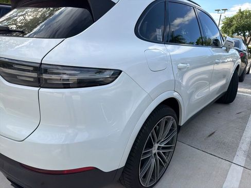 Used 2022 Porsche Cayenne AWD/4WD image 5