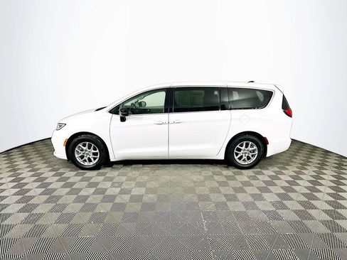 Certified 2024 Chrysler Pacifica Touring-L image 6