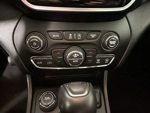 Used 2020 Jeep Cherokee Limited AWD/4WD image 23