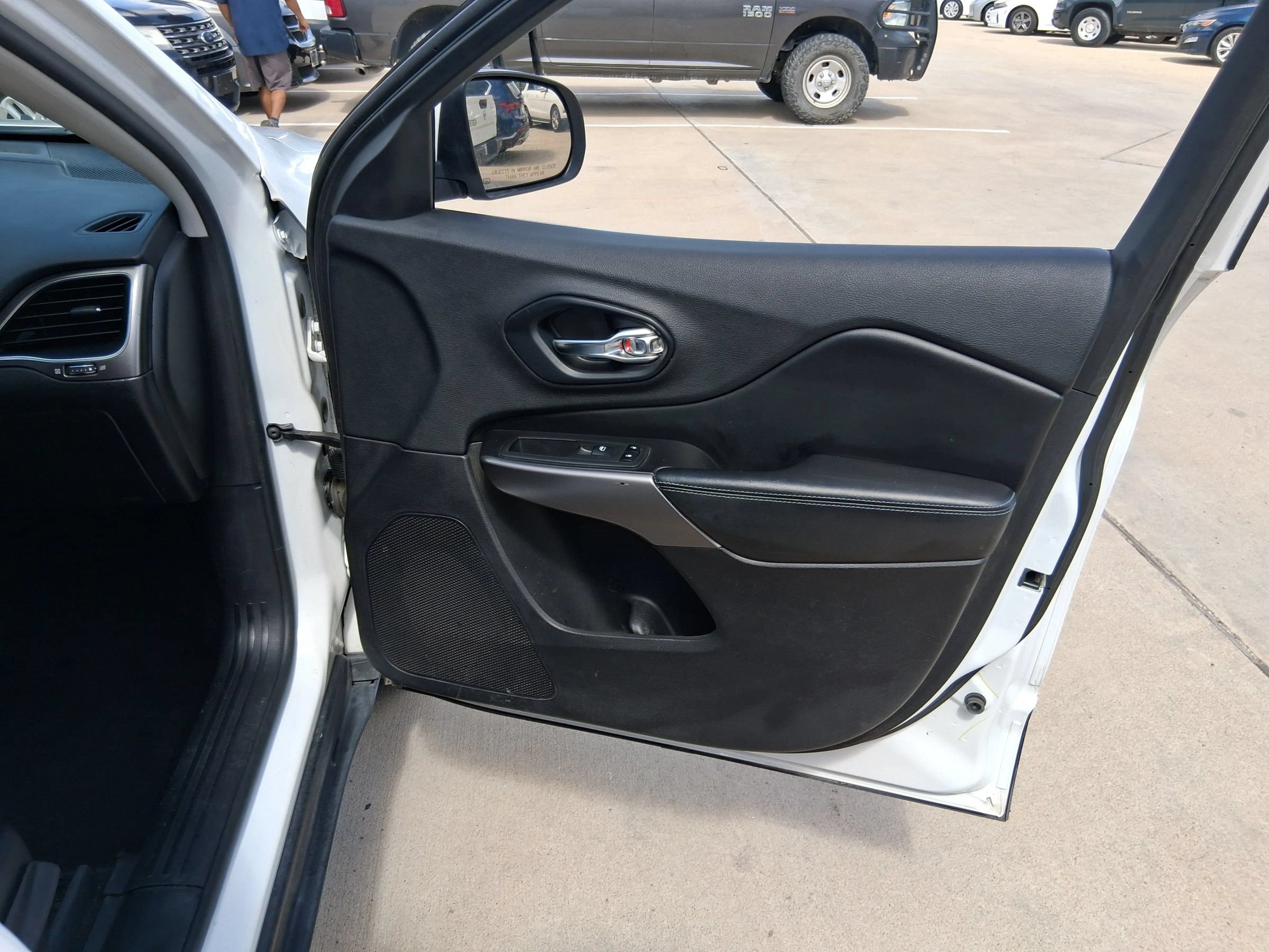 Used 2019 Jeep Cherokee Latitude w/ Popular Appearance Group AWD/4WD image 35