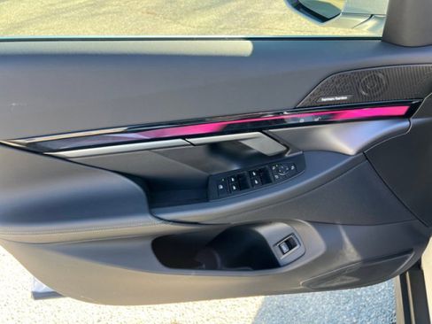 Used 2024 BMW i5 eDrive40i w/ M Sport Package image 11