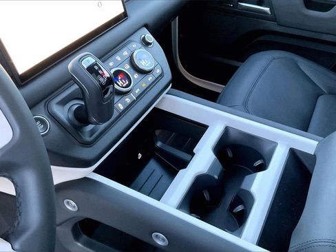 Used 2025 Land Rover Defender 110 S image 17