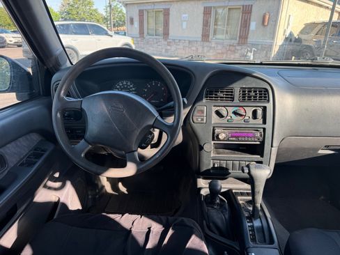 Used 1997 Nissan Pathfinder LE AWD/4WD image 12