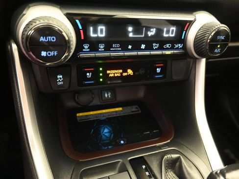 Used 2019 Toyota RAV4 Limited AWD/4WD image 18