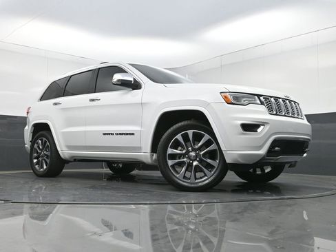 Used 2017 Jeep Grand Cherokee Overland AWD/4WD image 26